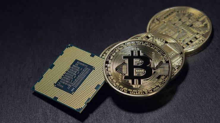 Bitcoin madenî paraları ve işlemci çipi — işlem maliyetleri ve ağ ücretleri kavramı